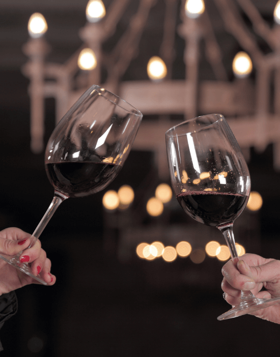 los mejores vinos para regalar en navidad y año nuevo - viña laura hartwig brindis de vino tinto